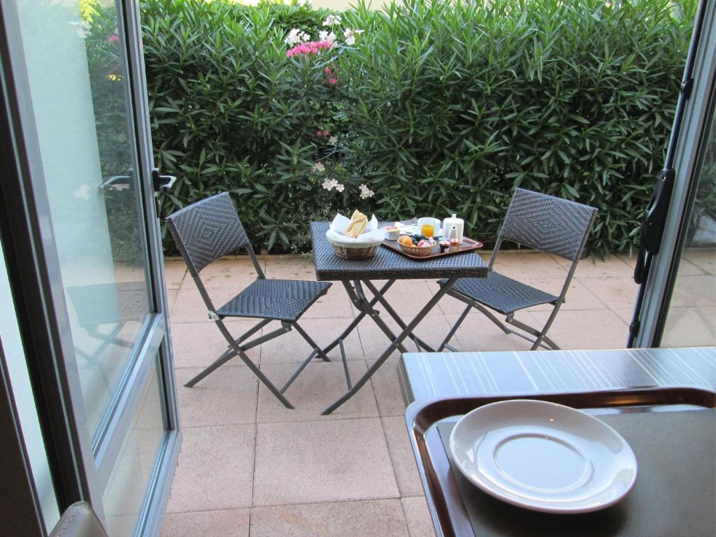 Hotel Ariane Istres Zimmer foto